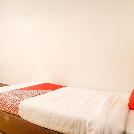 Hotel Oyo Indiraj Guwahati Esterno foto