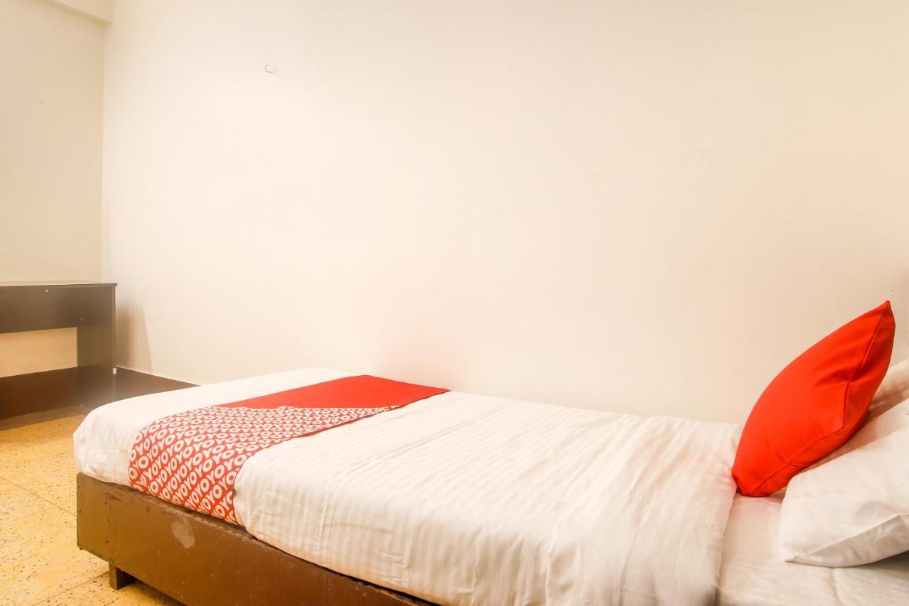 Hotel Oyo Indiraj Guwahati Esterno foto